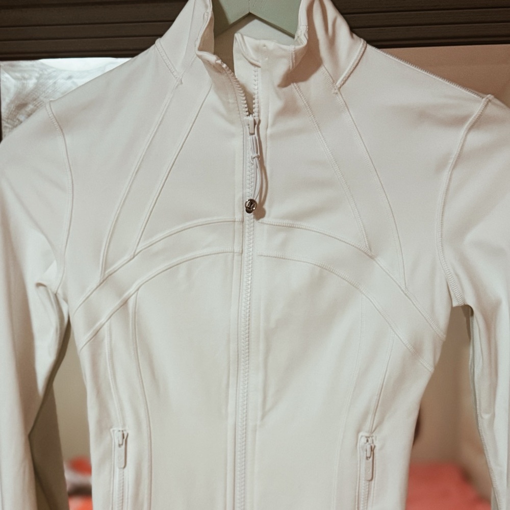 Lululemon Nulu White cropped jacket